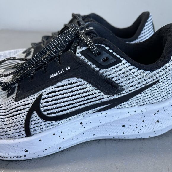 Nike Womens Size 7.5 Air Zoom Pegasus 40 Black White Running Shoes Sneakers - Picture 2 of 15